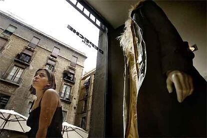 La plaza de la Verónica, en pleno barrio gótico barcelonés, desde el escaparate de la tienda de ropa Depeche BCN.