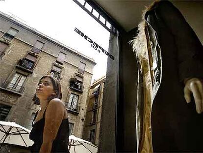 La plaza de la Verónica, en pleno barrio gótico barcelonés, desde el escaparate de la tienda de ropa Depeche BCN.