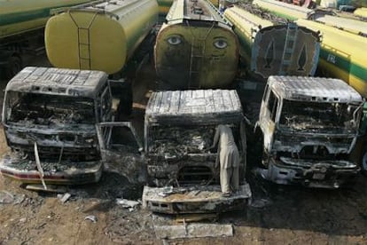 Algunos de los camiones cisterna con aprovisionamientos para la OTAN incendiados en Pakistán.