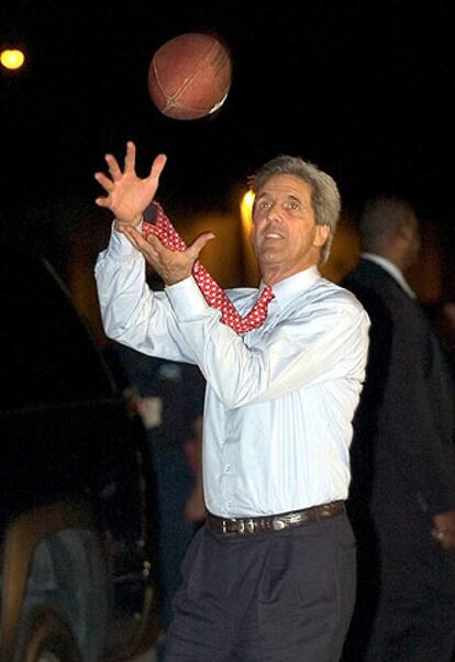 John Kerry atrapa un balón de fútbol americano en Miami.