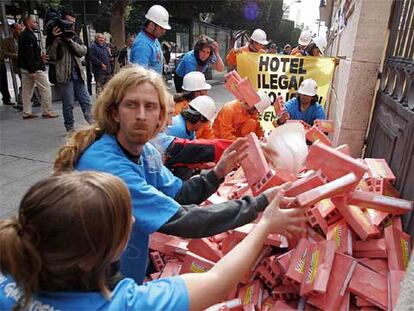 Greenpeace protesta por la construcción de un hotel en El Algarrobico, en Carboneras (Almería)