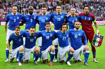 El once de Italia posa antes del inicio de la semifinal.