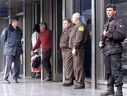 Policías y guardias armados vigilan las puertas de un banco en Montevideo.