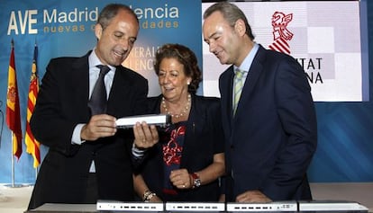 El expresidente Francisco Camps, a la izquierda, con su sucesor Alberto Fabra y la alcaldesa de Valencia, Rita Barberá, en una imagen de archivo.