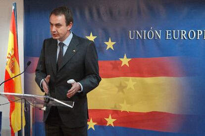 José Luis Rodríguez Zapatero comparece ante la prensa en el Consejo Europeo.