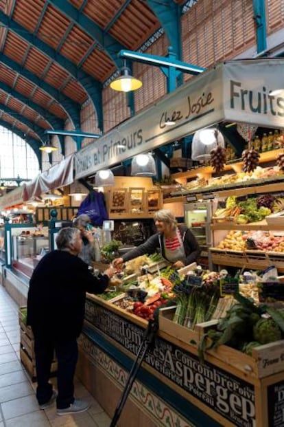 Un puesto del mercado de San Juan de Luz, en el País Vasco francés.