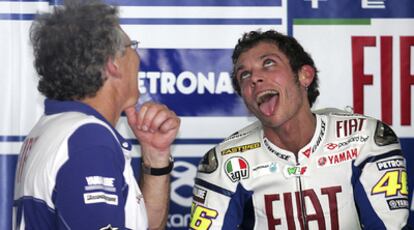 El piloto italiano bromea con uno de sus mecánicos durante la sesión de entrenamientos posterior a la presentación