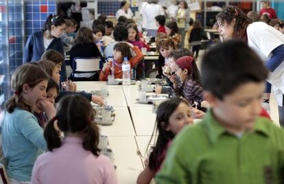 Alumnos de un centro escolar p&uacute;blico, en la hora del comedor. 