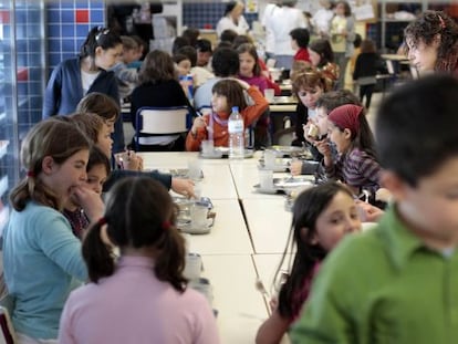 Alumnos de un centro escolar p&uacute;blico, en la hora del comedor. 