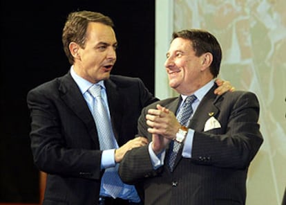 José Luis Rodríguez Zapatero, junto a Francisco Vázquez, alcalde de A Coruña, en el mitin celebrado ayer.