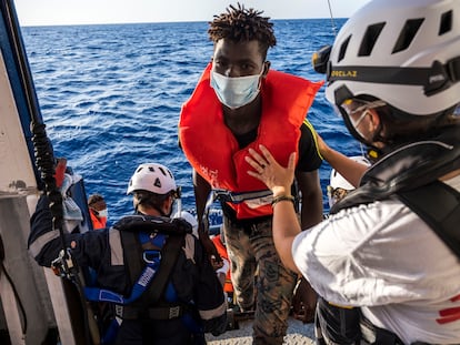 Miembros de Médicos Sin Fronteras ayudan en el rescate de migrantes frente a las costas de Malta.