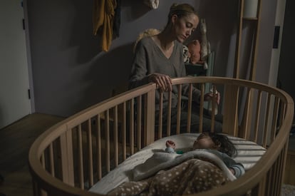 Maika Monroe es la oscura Polly Murphy, niñera de Emma y Josie, en la versión de 2025 de 'La mano que mece la cuna', dirigida por Michelle Garza Cervera.