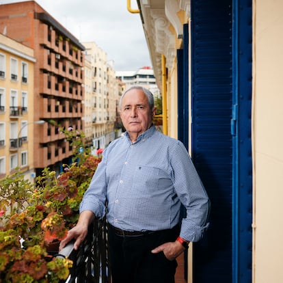 José María Huetos posa en el balcón de casa en el barrio de Chamberí.