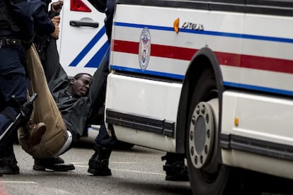 Un migrante se resiste a ser evacuado por la policía durante el desmantelamiento de un campamento temporal de inmigrantes de Sudán y Eritrea, en la avenida Flandre en el norte de París (Francia).