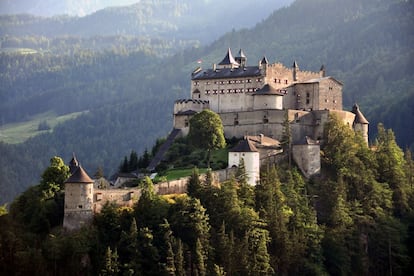 En Werfen, en la región de Salzburgo, destacan las impresionantes vistas de los Alpes, pero también el majestuoso castillo de Hohenwerfen (en la imagen), uno de los más famosos del apís por sus apariciones cinematográficas; por ejemplo, en ‘Sonrisas y Lágrimas’. El castillo puede visitarse, y merece mucho la pena disfrutar del espectáculo de cetrería. Muy cerca de Werfen encontramos también la cueva de Eisriesenwelt, también visitable, y cuyo interior está parcialmente cubierto de gigantescos bloques de hielo.