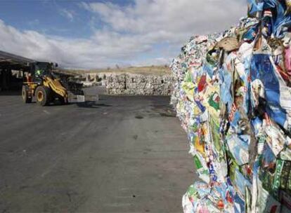 Pilas de envases almacenadas en el Parque Tecnológico de Valdemingómez.