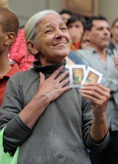 El epicentro de las primeras reacciones de la feligresía argentina fue la Catedral, que en poco minutos se colmó tras conocerse la proclamación de Jorge Mario Bergoglio como Francisco.