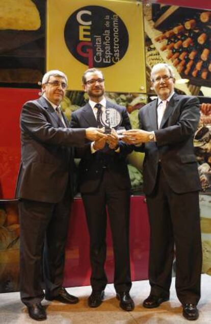 El alcalde de Vitoria, Javier Maroto (cent.), junto al presidente de la FEHR (Federación Española de Hostelería y Restauración), José María Rubio (izq.), y el presidente de la Federación Española de Periodistas y Escritores de Turismo (FEPET), Mariano Palacín (der.), durante el acto celebrado hoy en FITUR donde Vitoria se ha erigido oficialmente como Capital Española de la Gastronomía 2014.