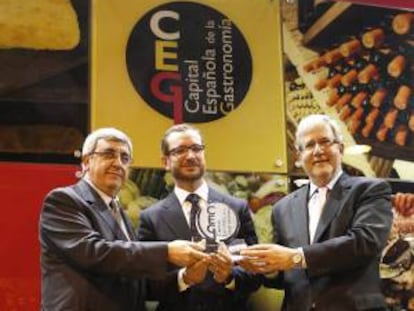 El alcalde de Vitoria, Javier Maroto (cent.), junto al presidente de la FEHR (Federación Española de Hostelería y Restauración), José María Rubio (izq.), y el presidente de la Federación Española de Periodistas y Escritores de Turismo (FEPET), Mariano Palacín (der.), durante el acto celebrado hoy en FITUR donde Vitoria se ha erigido oficialmente como Capital Española de la Gastronomía 2014.