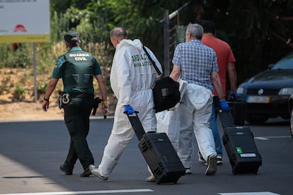 Varios agentes de la Guardia Civil trabajan en el lugar del asesinato de la mujer, este 1 de agosto.
