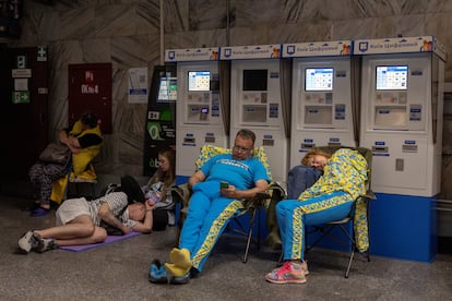 Varias personas se refugian en una estación de metro durante los ataques rusos con drones y misiles, en Kiev, Ucrania.



