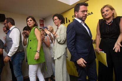 La portavoz de Esquerra Raquel Sans (derecha) junto a la secretaria general de Esquerra, Marta Rovira (centro), el presidente de la Generalitat en funciones, Pere Aragonès (entre ambas), y otros cargos de ERC en la rueda de prensa de este lunes sobre el acuerdo de investidura de Salvador Illa.