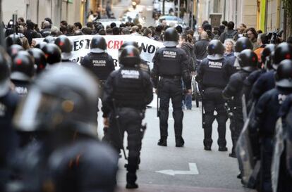 Despliegue de los Mossos d&#039; Esquadra, una protesta en el barrio de Gr&agrave;cia
