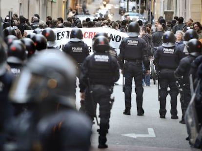 Despliegue de los Mossos d&#039; Esquadra, una protesta en el barrio de Gr&agrave;cia