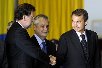 El presidente del Gobierno, José Luis Rodríguez Zapatero, y el presidente del Partido Popular, Mariano Rajoy, se saludan en presencia del presidente de la Junta de Andalucía, José Antonio Griñán, durante el funeral de los cuatro soldados muertos en Haití.