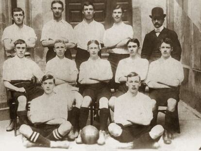 Trabajadores de la Eastern Telegraph Company e integrantes del Exiles Vigo FC en el a&ntilde;o 1903.
