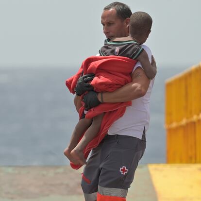 GRAFCAN3001. VALVERDE (EL HIERRO) (ESPAÑA), 26/08/2024.- Salvamento Marítimo ha rescatado este lunes en aguas cercanas a El Hierro a 136 personas, entre ellas ocho mujeres y dos menores de edad, uno un bebé de pocos meses, que iban a bordo de un cayuco. Todos los ocupantes de la embarcación han sido trasladados al puerto de La Estaca, Valverde. EFE/ Gelmert Finol
