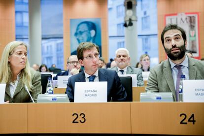 El ministro español de Economía, Carlos Cuerpo, y el alcalde de Madrid, José Luis Martínez-Almedia, en una audiencia con el Parlamento Europeo y el Consejo de la Unión Europea.