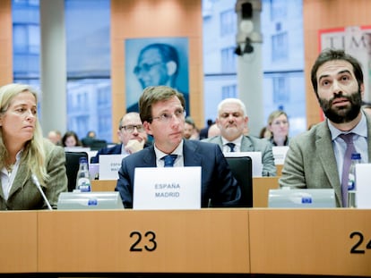 El ministro español de Economía, Carlos Cuerpo, y el alcalde de Madrid, José Luis Martínez-Almedia, en una audiencia con el Parlamento Europeo y el Consejo de la Unión Europea.