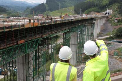 Obras de construcción de un viaducto del AVE en Beasain.