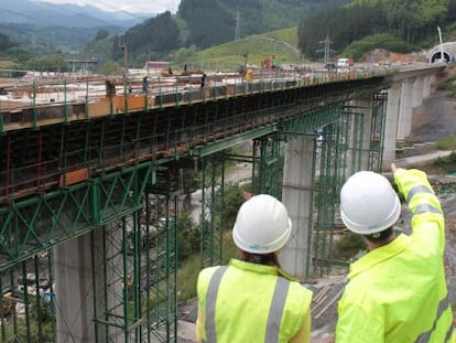 Obras de construcción de un viaducto del AVE en Beasain.