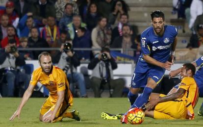 Iniesta (à esq.) na partida contra o Getafe.