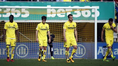 Bailly (i) Trigueros (2i), Soldado y Bruno Soriano reaccionan tras el primer gol del Barcelona.