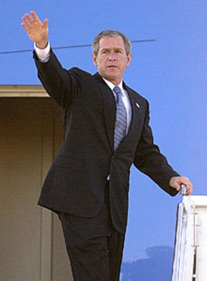 George W. Bush, ayer, en la escalerilla del Air Force One antes de partir hacia Alemania.
