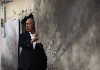 Mantuvo un papel político activo tras recuperar la dirección del Likud y formó parte como ministro de varios Gobiernos de coalición. En la imagen, en una visita a una casa atacada con cohetes en Sderot, en la primera guerra de Gaza en 2008.