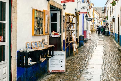 Tiendas de artesanía en una de las calles de Óbidos. 