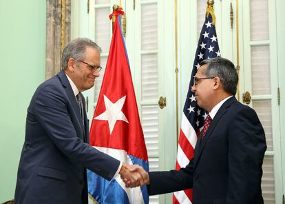 El ministro interino de Relaciones Exteriores de Cuba, Marcelino Medina (d), se reúne en La Habana (Cuba) con el jefe de la Sección de Intereses de EE.UU, Jeffrey DeLaurentis, que entregó a la Cancillería cubana una carta de Obama dirigida a Raúl Castro sobre el restablecimiento de relaciones diplomáticas y apertura de embajadas.