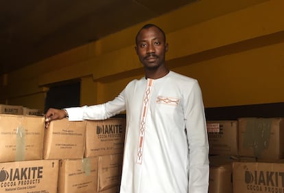 Alahasanne Diakité, director general de Diakité Cocoa Products, posa justo a cajas de licor de cacao en la fábrica de la compañía en Abiyán (Costa de Marfil) en diciembre de 2023.