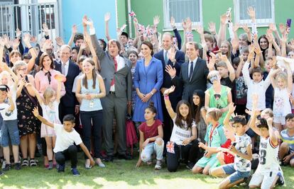 En su primer día en Alemania, los duques de Cambridge también han visitado Strassenkinder, una organización benéfica que apoya a jóvenes de entornos desfavorecidos, donde los niños y jóvenes les han recibido con los brazos abiertos.