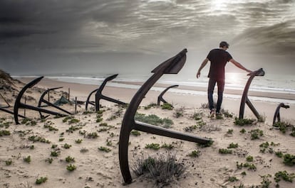 El cementerio de anclas de la playa de Barril, en Tavira.