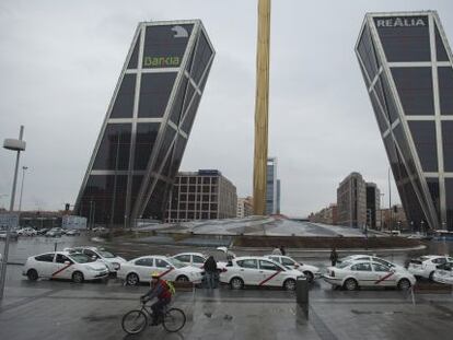 Una cola de taxis esperando a clientes la plaza de Castilla de Madrid.
