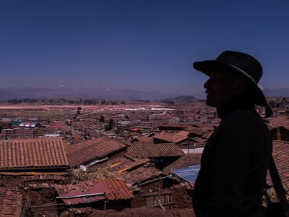 Vista desde Chinchero de la pista de aterrizaje del nuevo aeropuerto, en construcción, a finales de 2022.