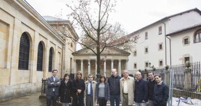 La delegación de Chile fotografiada junto al árbol de Gernika, el 4 de diciembre.