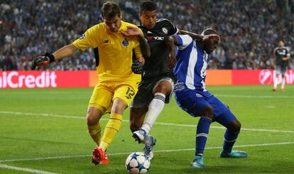 Casillas lucha por el balón con Kennedy.
