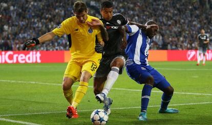 Casillas lucha por el bal&oacute;n con Kennedy.