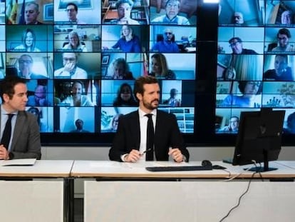 El líder del PP, Pablo Casado, preside la reunión de su grupo parlamentario por vía telemática desde la sede del PP, este lunes.